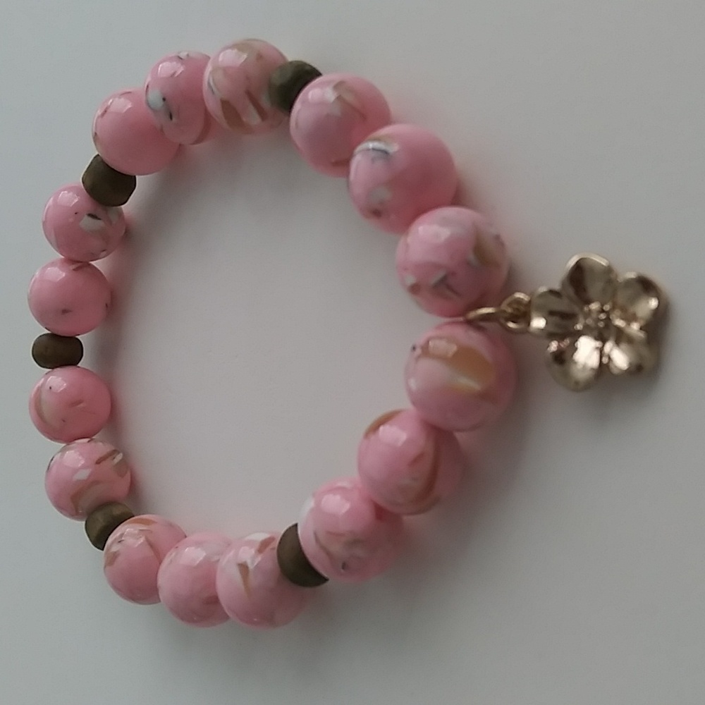 New. Pink Beaded Bracelet with Gold Flower Charm🌸